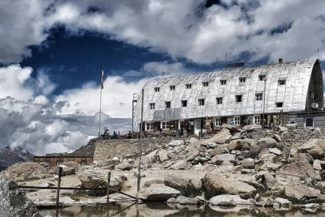 Doi alpinişti români, găsiţi morţi într-o crevasă în Masivul Gran Paradiso, în Alpii italieni. Ei n-au mai dat niciun semn de viaţă după ce au plecat dintr-un refugiu, la 9 iulie. După mai multe zile de căutări cu elicopterul, corpurile au fost găsite pe