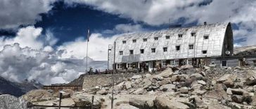 Doi alpinişti români, găsiţi morţi într-o crevasă în Masivul Gran Paradiso, în Alpii italieni. Ei n-au mai dat niciun semn de viaţă după ce au plecat dintr-un refugiu, la 9 iulie. După mai multe zile de căutări cu elicopterul, corpurile au fost găsite pe