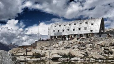 Doi alpinişti români, găsiţi morţi într-o crevasă în Masivul Gran Paradiso, în Alpii italieni. Ei n-au mai dat niciun semn de viaţă după ce au plecat dintr-un refugiu, la 9 iulie. După mai multe zile de căutări cu elicopterul, corpurile au fost găsite pe