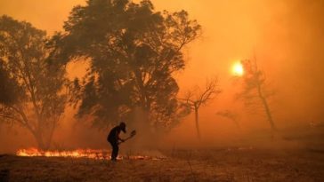 Atenţionare de călătorie transmisă de MAE – Riscul de producere a incendiilor se extinde în Grecia / Cetăţenii români sunt sfătuiţi să manifeste prudenţă sporită