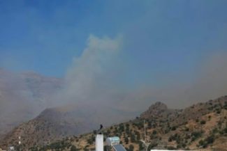 Doi pompieri greci mor în lupta împotriva unui incendiu în Creta, scăpat de sub control. Incendii alimentate de vânt fac ravagii pe insulele Paros şi Lesbos şi în regiunile Messenia şi Laconia, în Peninsula Peloponez. Zece sate, evacuate pe Insula Paros