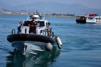 Un migrant mort, un sudanez de 20 de ani, şi 35 de supravieţuitori în naufragiul unei ambarcaţiuni în largul insulei greceşti Samos, la Marea Egee. Ministerul grec al Migraţiei anunţă o scădere cu 27% a migraţiei în primul semestru