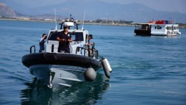 Un migrant mort, un sudanez de 20 de ani, şi 35 de supravieţuitori în naufragiul unei ambarcaţiuni în largul insulei greceşti Samos, la Marea Egee. Ministerul grec al Migraţiei anunţă o scădere cu 27% a migraţiei în primul semestru