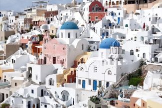 Santorini înregistrează o scădere semnificativă a numărului de turişti străini
