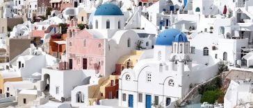 Santorini înregistrează o scădere semnificativă a numărului de turişti străini