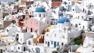 Santorini înregistrează o scădere semnificativă a numărului de turişti străini