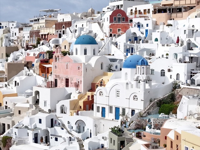 Santorini înregistrează o scădere semnificativă a numărului de turişti străini