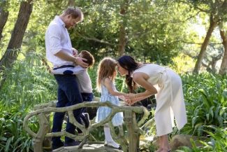 Prinţul Harry i-a făcut o vizită regelui Charles împreună cu Meghan şi copiii, pentru prima dată în ultimii patru ani