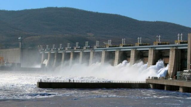 INS: Resursele de energie electrică au crescut cu 389,5 milioane kWh, în primele cinci luni, faţă de perioada similară din 2025. S-a redus producţia din centralele nuclearo-electrice, dar a crescut cea din hidrocentrale