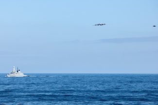 Un avion rus de tip Tu-142 Bear-F, interceptat de două avioane britanice de tip F-35, după ce lansează balize acustice, în apropierea grupului aeronaval al portavionului britanic HMS Prince of Wales, în Marea Norvegiei, în timpul Operaţiunii NATO Firecres