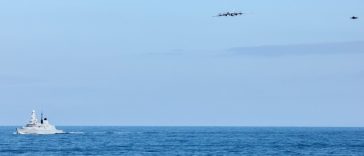 Un avion rus de tip Tu-142 Bear-F, interceptat de două avioane britanice de tip F-35, după ce lansează balize acustice, în apropierea grupului aeronaval al portavionului britanic HMS Prince of Wales, în Marea Norvegiei, în timpul Operaţiunii NATO Firecres