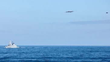Un avion rus de tip Tu-142 Bear-F, interceptat de două avioane britanice de tip F-35, după ce lansează balize acustice, în apropierea grupului aeronaval al portavionului britanic HMS Prince of Wales, în Marea Norvegiei, în timpul Operaţiunii NATO Firecres
