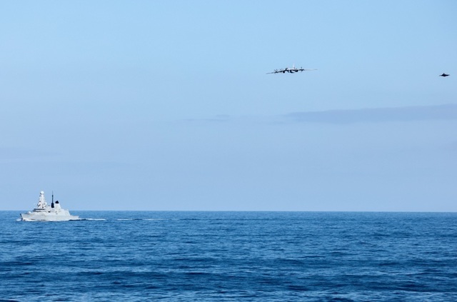 Un avion rus de tip Tu-142 Bear-F, interceptat de două avioane britanice de tip F-35, după ce lansează balize acustice, în apropierea grupului aeronaval al portavionului britanic HMS Prince of Wales, în Marea Norvegiei, în timpul Operaţiunii NATO Firecres