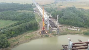CNAIR: Ploile întârzie lucrările la podul hobanat peste râul Siret de pe Drumul Expres Brăila – Galaţi, ajuns la un stadiu de execuţie de 97% – FOTO, VIDEO