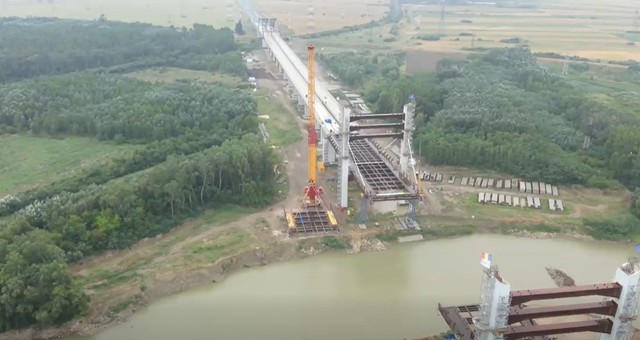 CNAIR: Ploile întârzie lucrările la podul hobanat peste râul Siret de pe Drumul Expres Brăila – Galaţi, ajuns la un stadiu de execuţie de 97% – FOTO, VIDEO