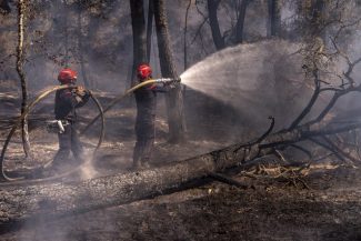 Emmanuel Macron, în timpul vizitei în regiunea Gironde, afectată de incendii: Este cea mai dificilă situaţie de la al Doilea Război Mondial încoace. Ne confruntăm cu un incendiu fără precedent, peste 60.000 de hectare au ars deja
