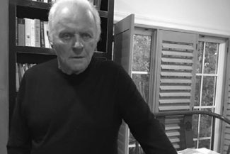 Niciodată nu e prea târziu să-ţi urmezi visul. La 88 de ani, Anthony Hopkins începe cariera de compozitor odată cu lansarea primului său single