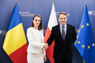 Polonia a transmis condamnarea fermă faţă de recentele incursiuni ilegale în spaţiul aerian al României / Oana Ţoiu şi Radek Sikorski au discutat despre ultimele incidente şi apărarea comună