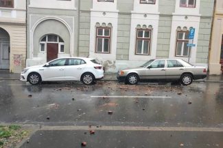 Sibiu: Bucăţi dintr-un horn deteriorat de ploaie au căzut pe trei maşini, dintre care una în mers/ Nu sunt persoane rănite