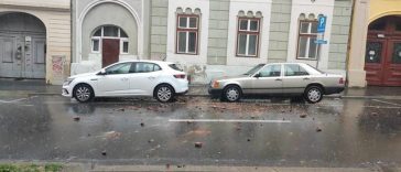 Sibiu: Bucăţi dintr-un horn deteriorat de ploaie au căzut pe trei maşini, dintre care una în mers/ Nu sunt persoane rănite