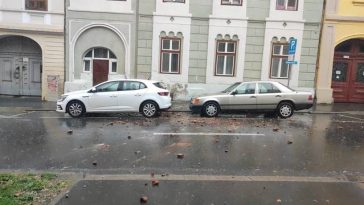 Sibiu: Bucăţi dintr-un horn deteriorat de ploaie au căzut pe trei maşini, dintre care una în mers/ Nu sunt persoane rănite
