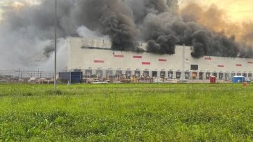 Incendiu la instalaţii industriale din oraşul rus Riazan, în urma unui atac cu drone / Regiunea găzduieşte numeroase complexe industriale mari, inclusiv o rafinărie de petrol şi un centru logistic – FOTO / VIDEO