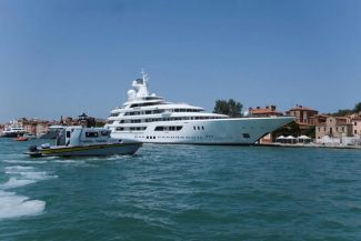Ambasadorul SUA Fertitta, întâmpinat la Veneţia cu proteste la sosirea cu superiahtul său – VIDEO