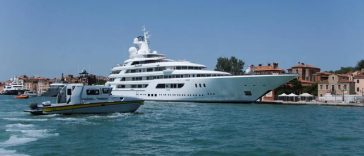 Ambasadorul SUA Fertitta, întâmpinat la Veneţia cu proteste la sosirea cu superiahtul său – VIDEO