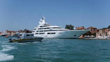 Ambasadorul SUA Fertitta, întâmpinat la Veneţia cu proteste la sosirea cu superiahtul său – VIDEO