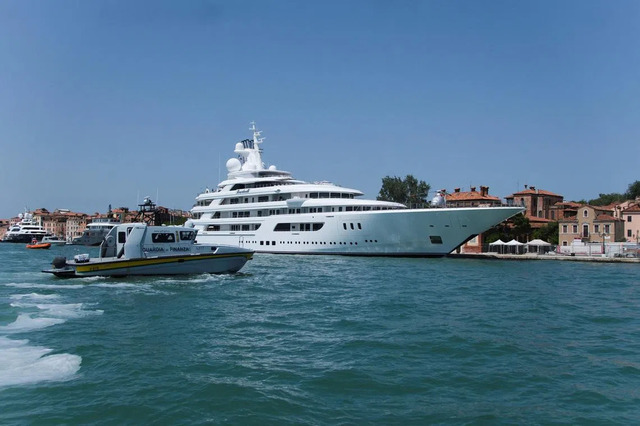 Ambasadorul SUA Fertitta, întâmpinat la Veneţia cu proteste la sosirea cu superiahtul său – VIDEO