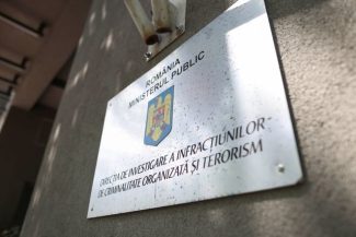 Opt persoane care vindeau droguri în judeţul Cluj, inclusiv ”pe datorie” sau contra unor bunuri, reţinute / Reţeaua era condusă de o femeie, care stabilea care consumatori erau de încredere