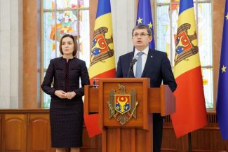 Scandal la vârful puterii în R. Moldova, după o investigaţie de presă ce a arătat nereguli în compania Moldatsa. Liderul PAS anunţă demisii şi excluderi din partid, în timp ce Maia Sandu spune că „nu o recunoaşte” pe verişoara angajată pe un salariu enorm