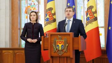 Scandal la vârful puterii în R. Moldova, după o investigaţie de presă ce a arătat nereguli în compania Moldatsa. Liderul PAS anunţă demisii şi excluderi din partid, în timp ce Maia Sandu spune că „nu o recunoaşte” pe verişoara angajată pe un salariu enorm