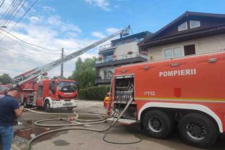 Incendiu la mansarda unui bloc din Focşani/ Zece locatari au ieşit singuri din clădire FOTO