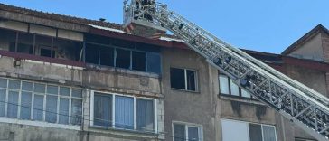 Incendiu într-un apartament de la etajul patru al unui bloc din Lupeni/ Locatari evacuaţi/ proprietara locuinţei unde a izbucnit incendiul s-a intoxicat cu fum şi a suferit un atac de panică/ Cauza probabilă, un scurtcircuit electric – FOTO