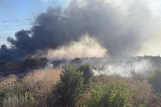 Vaslui: Incendiu de vegetaţie uscată izbucnit în satul Duda, comuna Duda-Epureni, exista pericolul ca focul să se extindă şi să ajungă şi la o locuinţă din apropiere