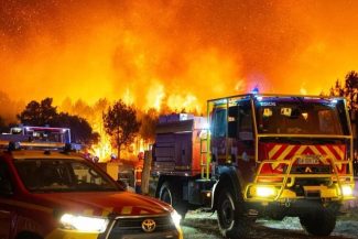 Franţa a solicitat activarea mecanismului de protecţie civilă al UE din cauza incendiilor. În Gironde, 4.800 de hectare au ars şi peste 20.000 de persoane au fost evacuate, în timp ce pompierii apără „casă cu casă”