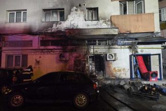 Incendiu izbucnit la o ghenă de gunoi din Cluj-Napoca, extins la două maşini şi la faţada unui bloc/ Un supermarket din apropiere şi şase apartamente, inundate cu fum/ 60 de persoane s-au evacuat din bloc