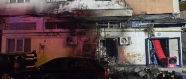 Incendiu izbucnit la o ghenă de gunoi din Cluj-Napoca, extins la două maşini şi la faţada unui bloc/ Un supermarket din apropiere şi şase apartamente, inundate cu fum/ 60 de persoane s-au evacuat din bloc