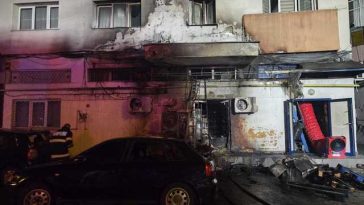 Incendiu izbucnit la o ghenă de gunoi din Cluj-Napoca, extins la două maşini şi la faţada unui bloc/ Un supermarket din apropiere şi şase apartamente, inundate cu fum/ 60 de persoane s-au evacuat din bloc