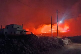 Originea incendiului de pe insula Paros a fost identificată la groapa de gunoi a insulei. Primarul şi viceprimarul au fost reţinuţi alături de alte două persoane