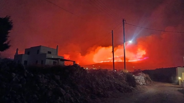 Originea incendiului de pe insula Paros a fost identificată la groapa de gunoi a insulei. Primarul şi viceprimarul au fost reţinuţi alături de alte două persoane