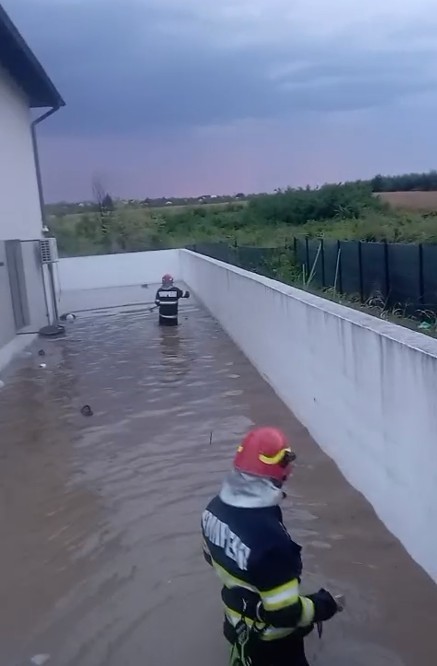 Prahova: Pompierii intervin în mai multe localităţi, în urma ploilor torenţiale/ Cele mai afectate sunt Păuleşti şi Filipeştii de Târg – VIDEO