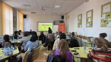 Aproape 100.000 de copii învaţă în clase simultane/ Soluţia pentru profesorii care predau mai multor clase în aceeaşi oră, propusă de World Vision România/ Director: Experienţa dobândită în clasele simultane, resursă pentru tot sistemul de educaţie