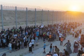 Mii de israelieni, în marş către Fâşia Gaza, cer reînfiinţarea de colonii evreieşti în enclava palestiniană, opriţi la bariera de securitate de poliţie şi armată. ”Acest pământ ne aparţine”, ”Fâşia Gaza ne aparţine cu adevărat şi vrem să ne întoarcem în e