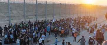 Mii de israelieni, în marş către Fâşia Gaza, cer reînfiinţarea de colonii evreieşti în enclava palestiniană, opriţi la bariera de securitate de poliţie şi armată. ”Acest pământ ne aparţine”, ”Fâşia Gaza ne aparţine cu adevărat şi vrem să ne întoarcem în e