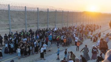 Mii de israelieni, în marş către Fâşia Gaza, cer reînfiinţarea de colonii evreieşti în enclava palestiniană, opriţi la bariera de securitate de poliţie şi armată. ”Acest pământ ne aparţine”, ”Fâşia Gaza ne aparţine cu adevărat şi vrem să ne întoarcem în e