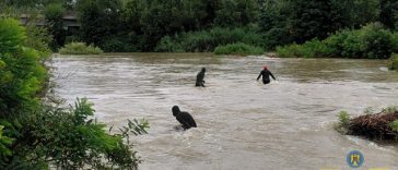Pompierii din Dâmboviţa şi scafandrii continuă căutările celor doi minori dispăruţi cu o zi în urmă în apele râului Argeş/ Sfaturile autorităţilor, în contextul noilor avertizări de ploi torenţiale – FOTO