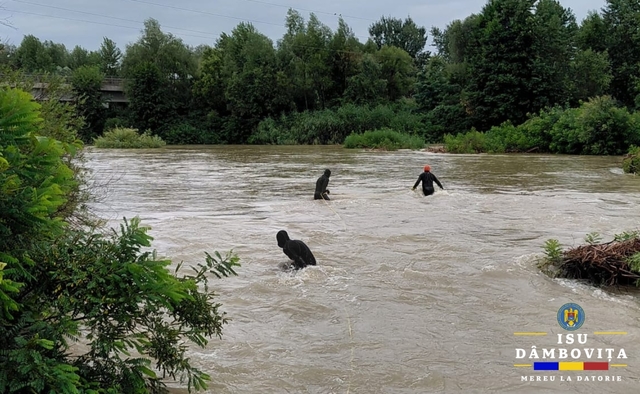 Pompierii din Dâmboviţa şi scafandrii continuă căutările celor doi minori dispăruţi cu o zi în urmă în apele râului Argeş/ Sfaturile autorităţilor, în contextul noilor avertizări de ploi torenţiale – FOTO