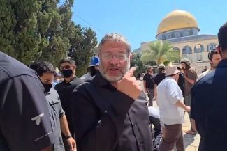 Itamar Ben Gvir se roagă pe Esplanada Moscheilor, în Ierusalimul de Est ocupat şi anexat, şi încalcă statu-quoul, de Ziua postului şi doliului în calendarul ebraic, Ticha Be’av, împreună cu sute de evrei, inclusiv colonişti